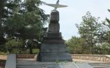 Памятник Героям-летчикам 8-й воздушной армии. Фронтальный вид