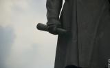 Памятник адмиралу Павлу Степановичу Нахимову в Севастополе. Зрительная труба в правой руке Нахимова
