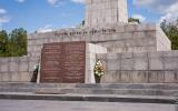 Памятник Приморской армии. Гранитные плиты с перечнем частей и соединений, освобождавших Севастополь