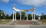Центральный вход в «Парк Победы» украшает декоративная арка-коллонада