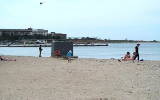 Омега. Благоустроенный городской пляж в Севастополе